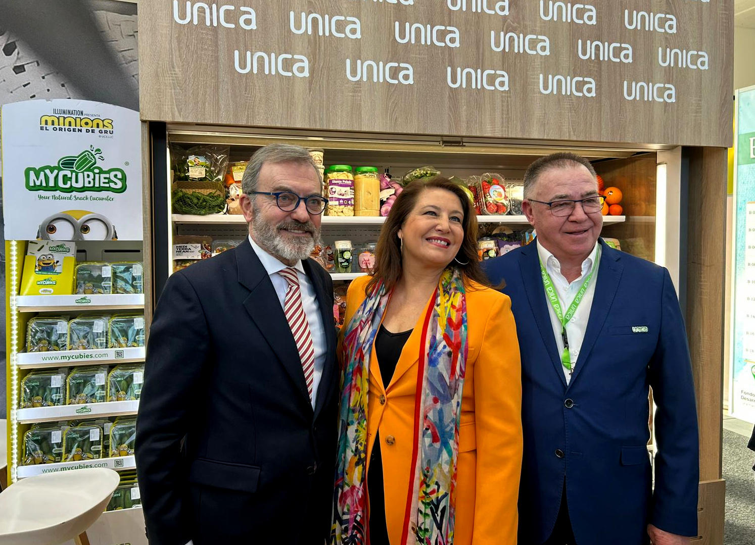 La consejera y el embajador de España en el stand de Unica Group de Fruit Logística 2023