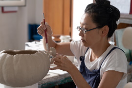 Yukiko Kitahara elaborando la pieza que expondrá en 'Artesanía con A de Andalucía'