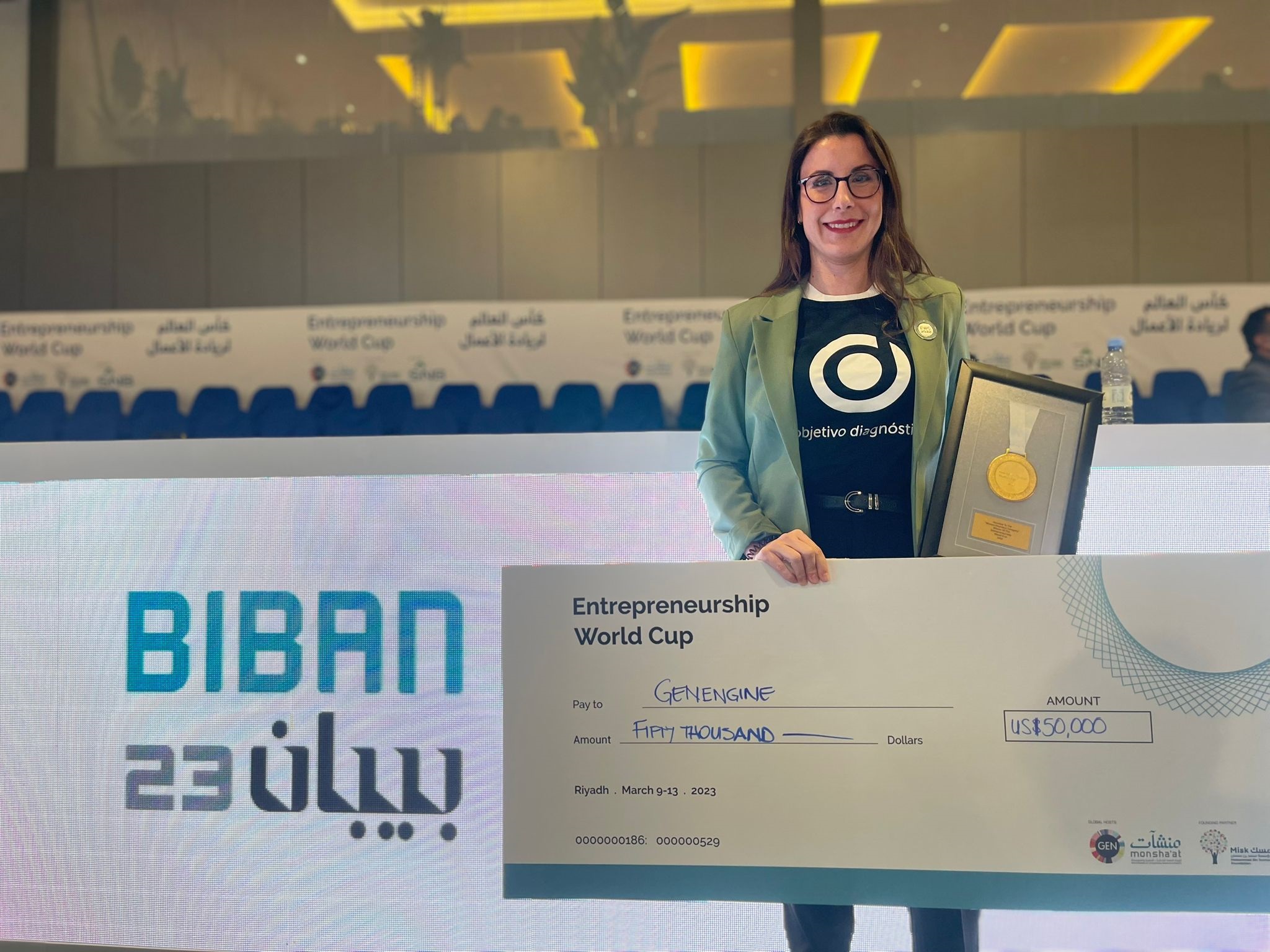 Ana Medina, CEO y cofundadora de Genengine, recogiendo el premio
