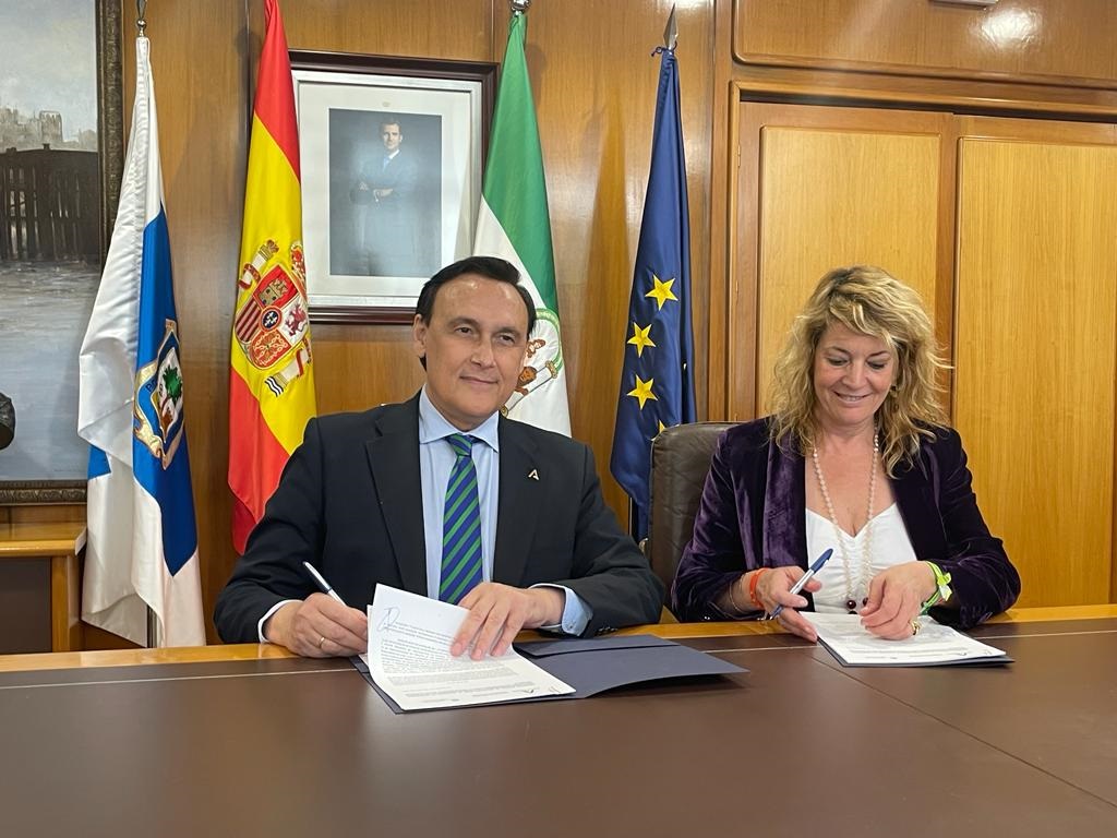 Villamandos junto a la presidenta de la Autoridad Portuaria de Huelva, Pilar Miranda