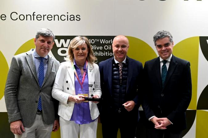 Recepción del premio concedido por WOOE  a la Junta por su defensa del aceite de oliva