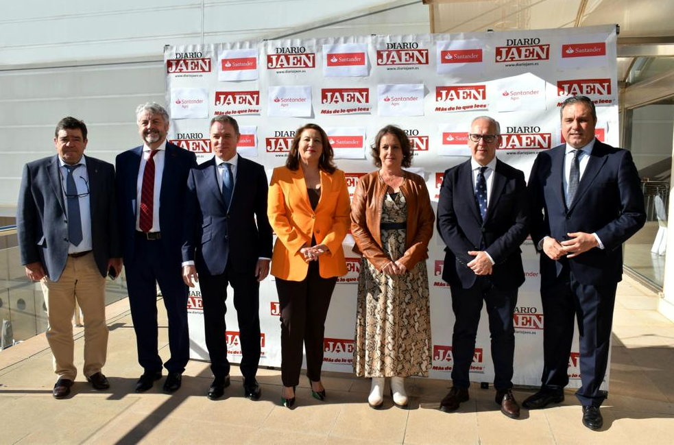 Carmen Crespo y la consejera de Salud antes del comienzo del foro organizado por Diario Jaén