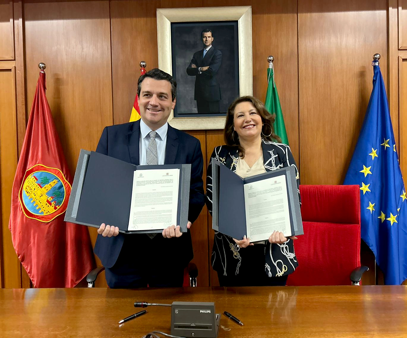 La consejera de Agua y el alcalde de Córdoba tras firmar la adenda al convenio de colaboración en materia de agua