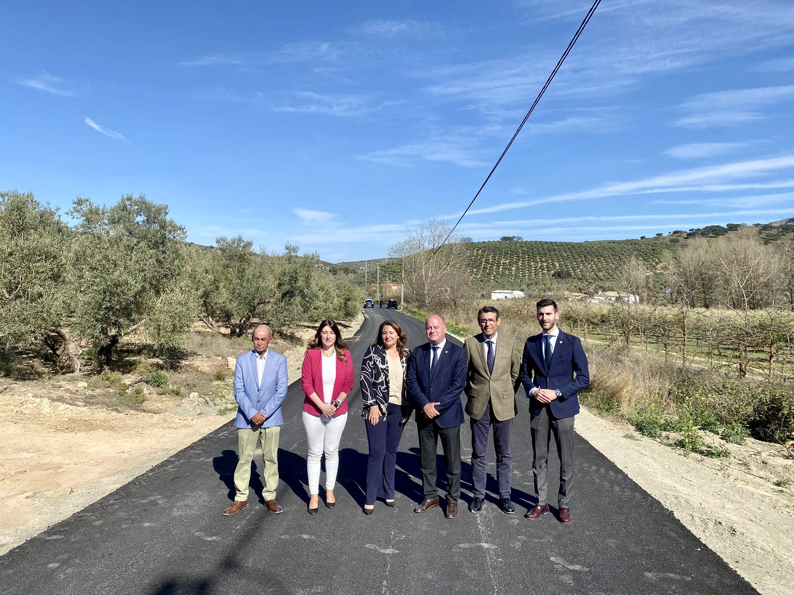 Carmen Crespo en camino rural de Antequera mejorado con el Plan Itínere