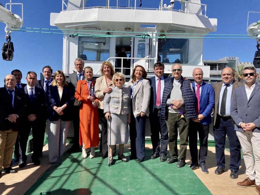 La consejera Carmen Crespo, madrina del buque pesquero Doce de Julio