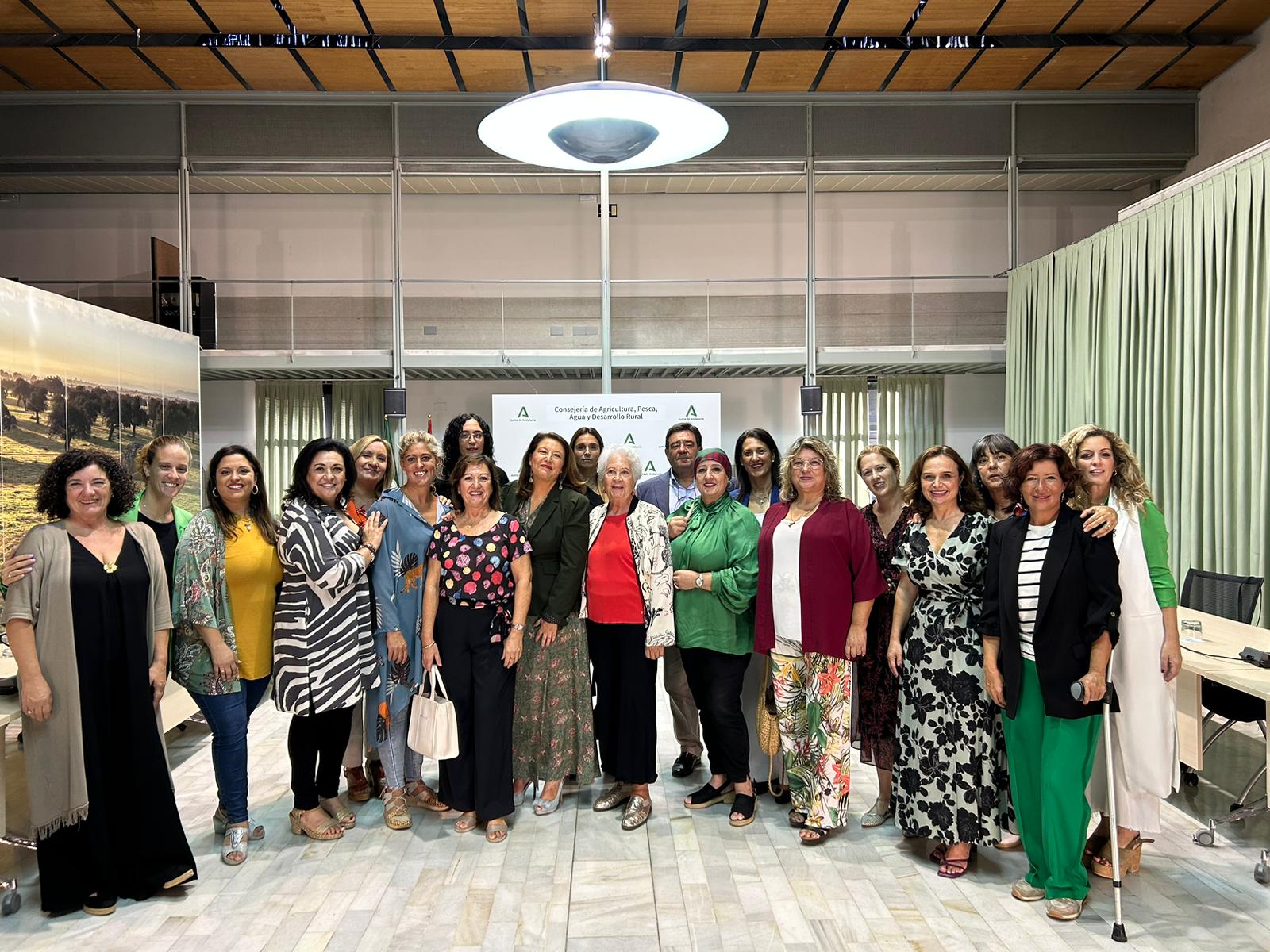  Carmen Crespo con representantes de asociaciones de mujeres rurales y de la pesca