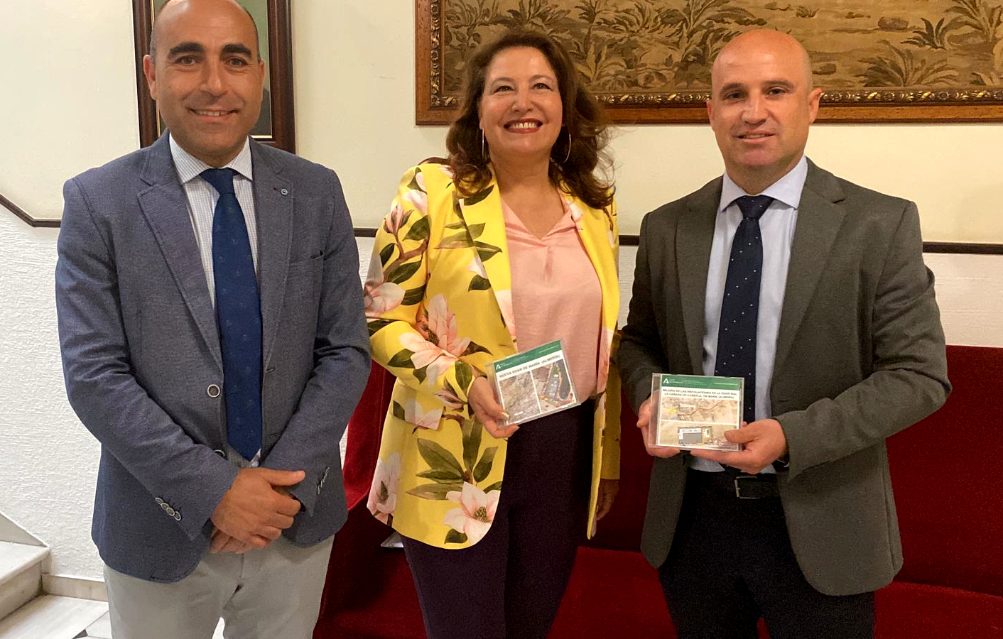 La consejera Carmen Crespo junto al delegado territorial de Almería y el alcalde de María