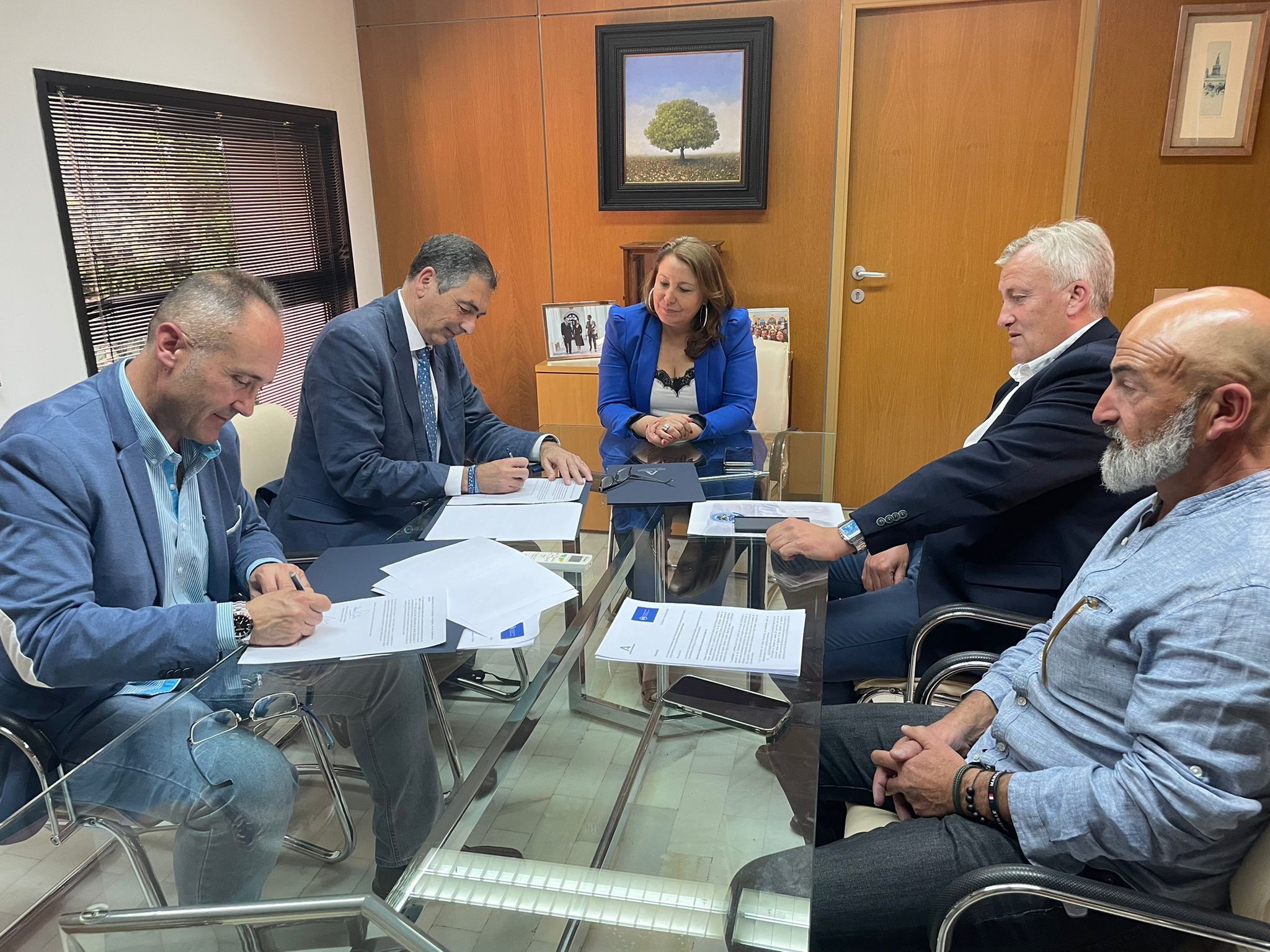 Reunión de Carmen Crespo y representantes de la Comunidad de Regantes del Bajo Guadalfeo