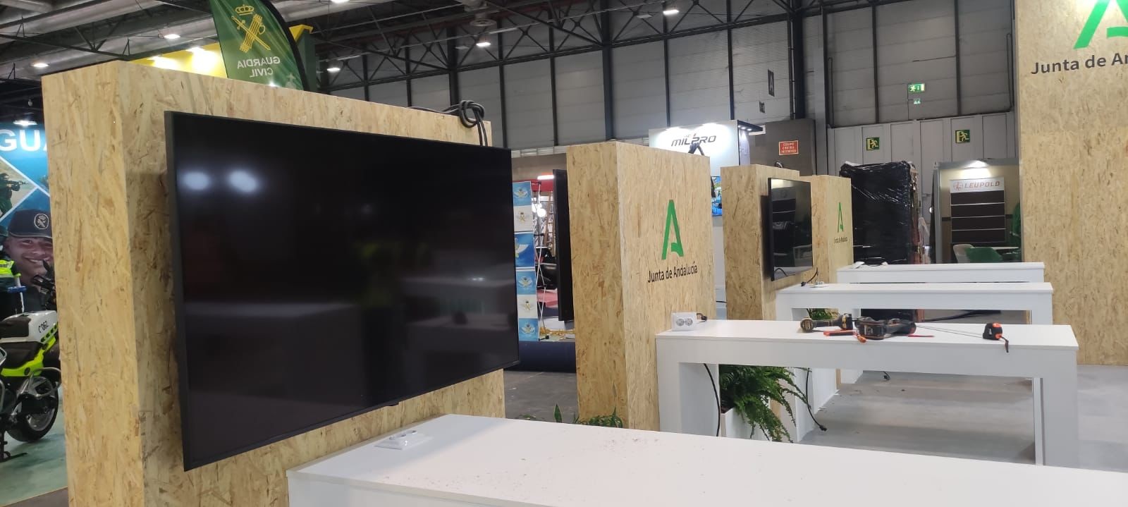 Montaje del stand de la Junta en FEINDEF