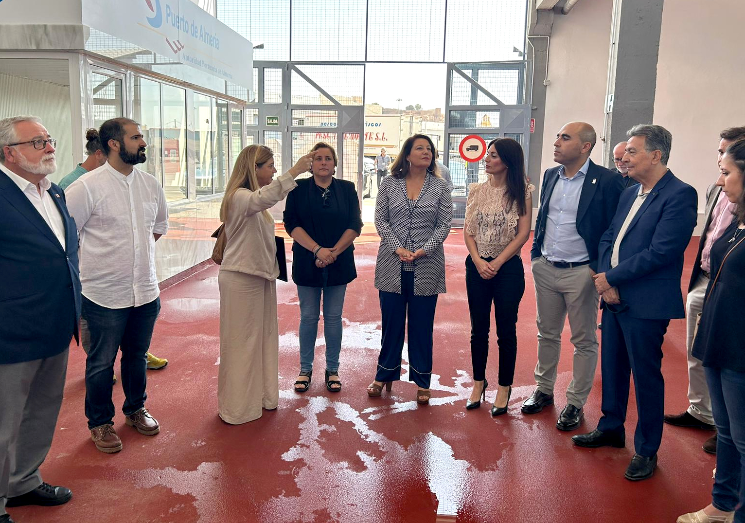Carmen Crespo realiza una visita técnica al Centro de Segundas Ventas del Puerto de Almería