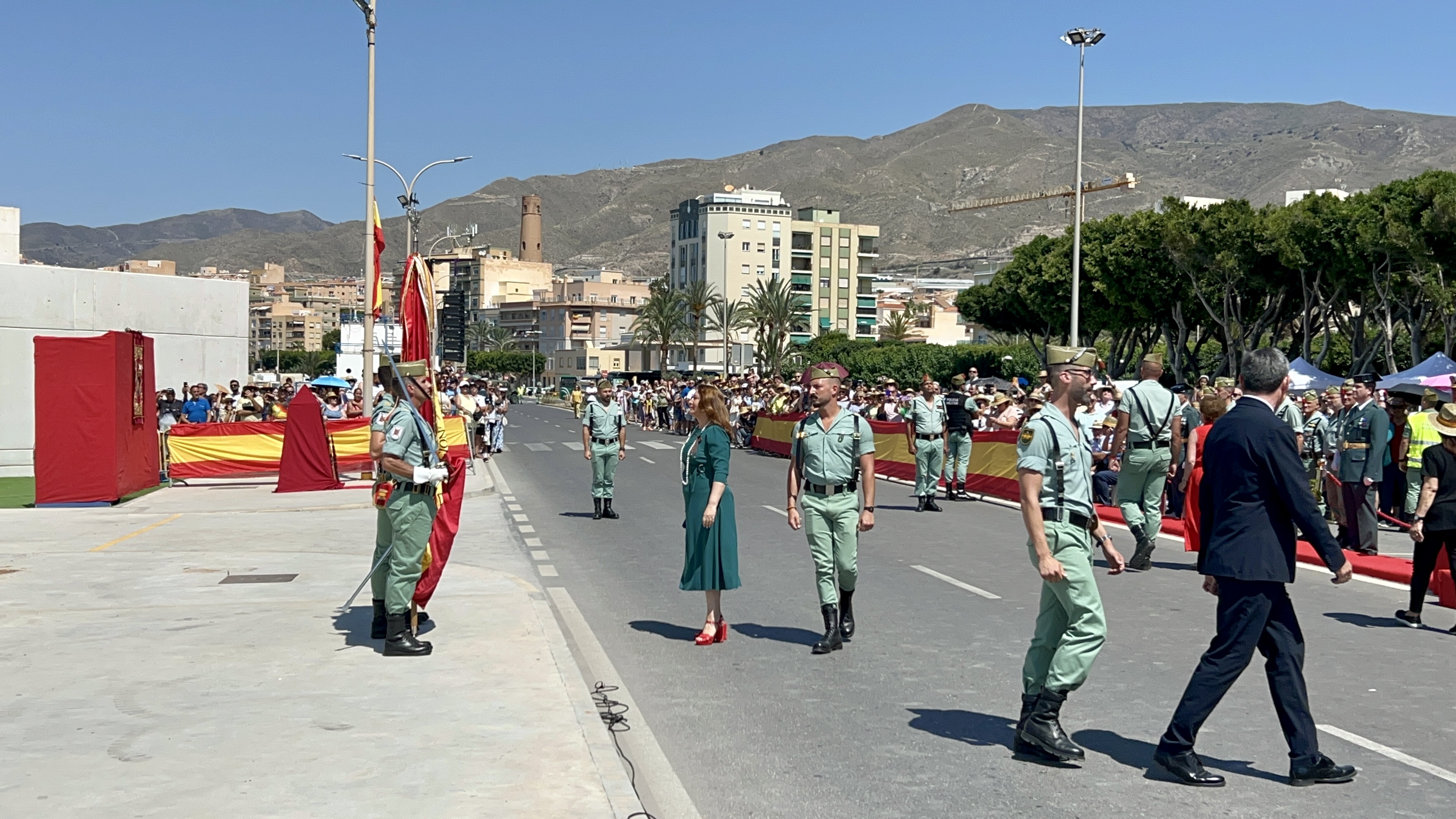 La consejera Carmen Crespo jurando la bandera en Adra.