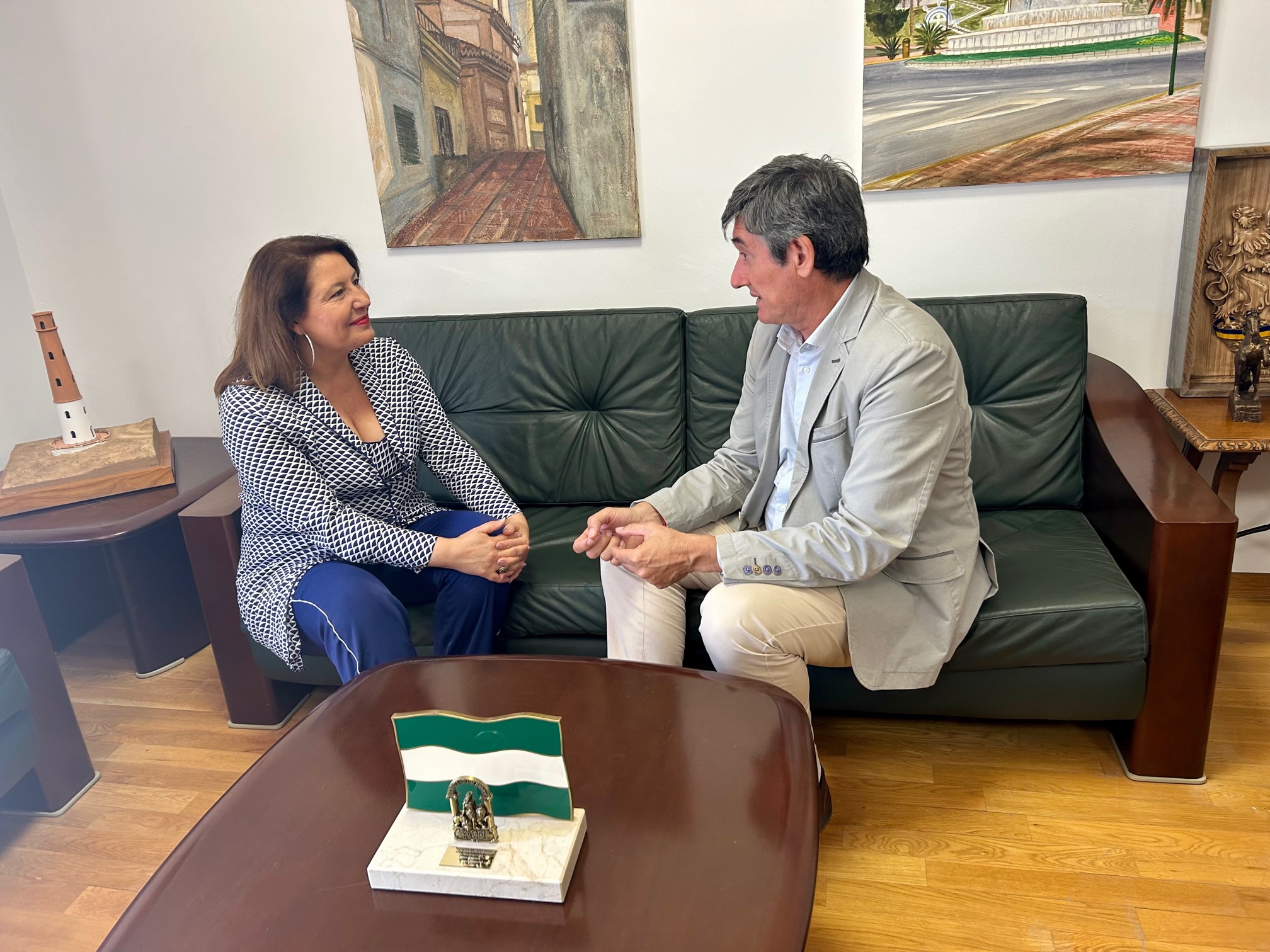 La consejera Carmen Crespo con el alcalde de Adra, Manuel Cortés