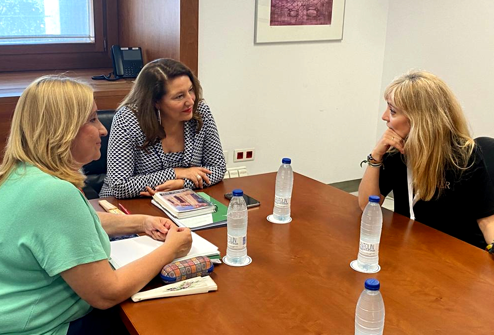 La consejera Carmen Crespo se reúne con la secretaria general de UGT-Andalucía, Carmen Castilla