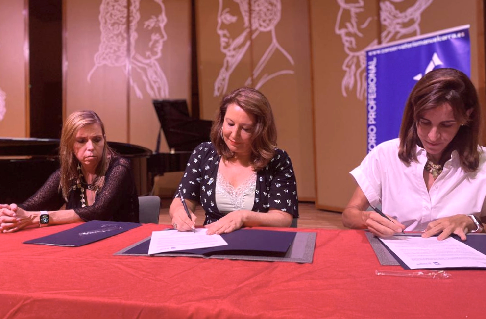 Carmen Crespo entrega al Ayuntamiento de Málaga del acta de finalización de la restauración hidromorfológica del río Guadalmedina