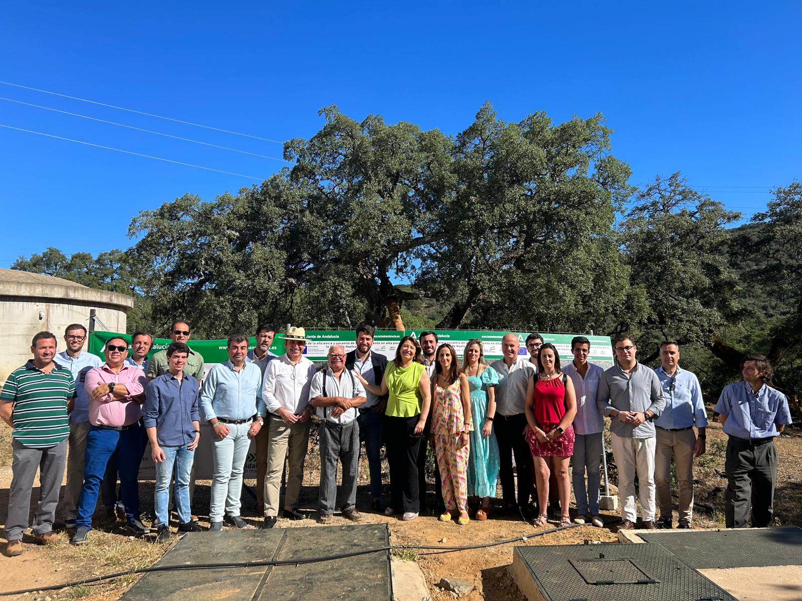 LA consejera, Carmen Crespo, con el alcalde de Higuera de la Sierra, cargos de la Junta, miembros de la Corporación y personal de la empresa que ejecuta las obras