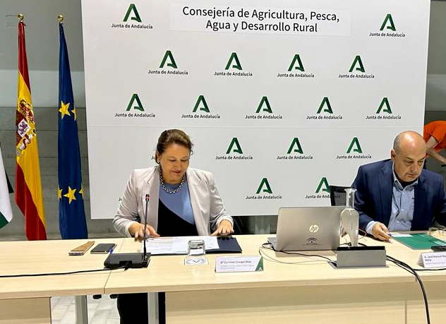 La consejera y el director general de Pesca durante una reunión de la Mesa de Interlocución Pesquera