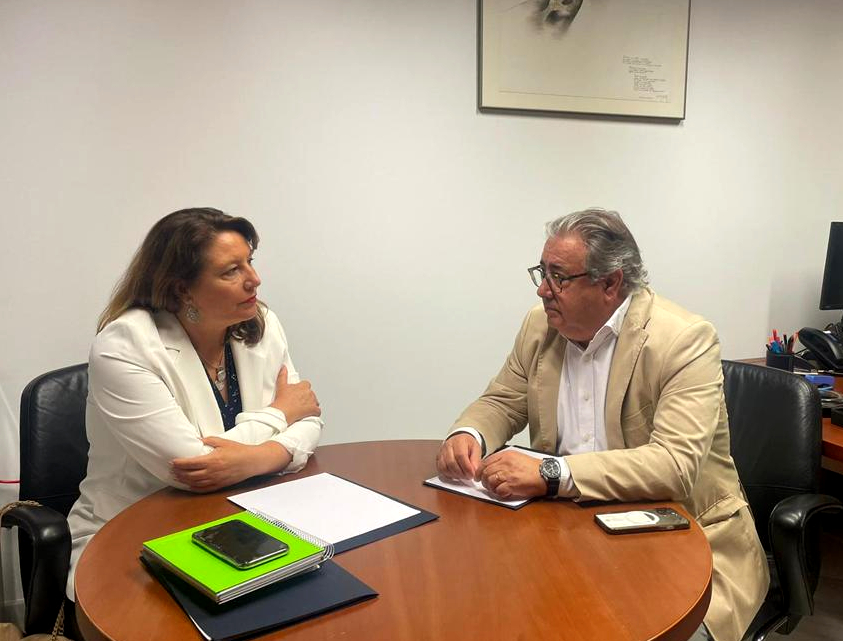La consejera Carmen Crespo mantiene un encuentro de trabajo con Juan Ignacio Zoido