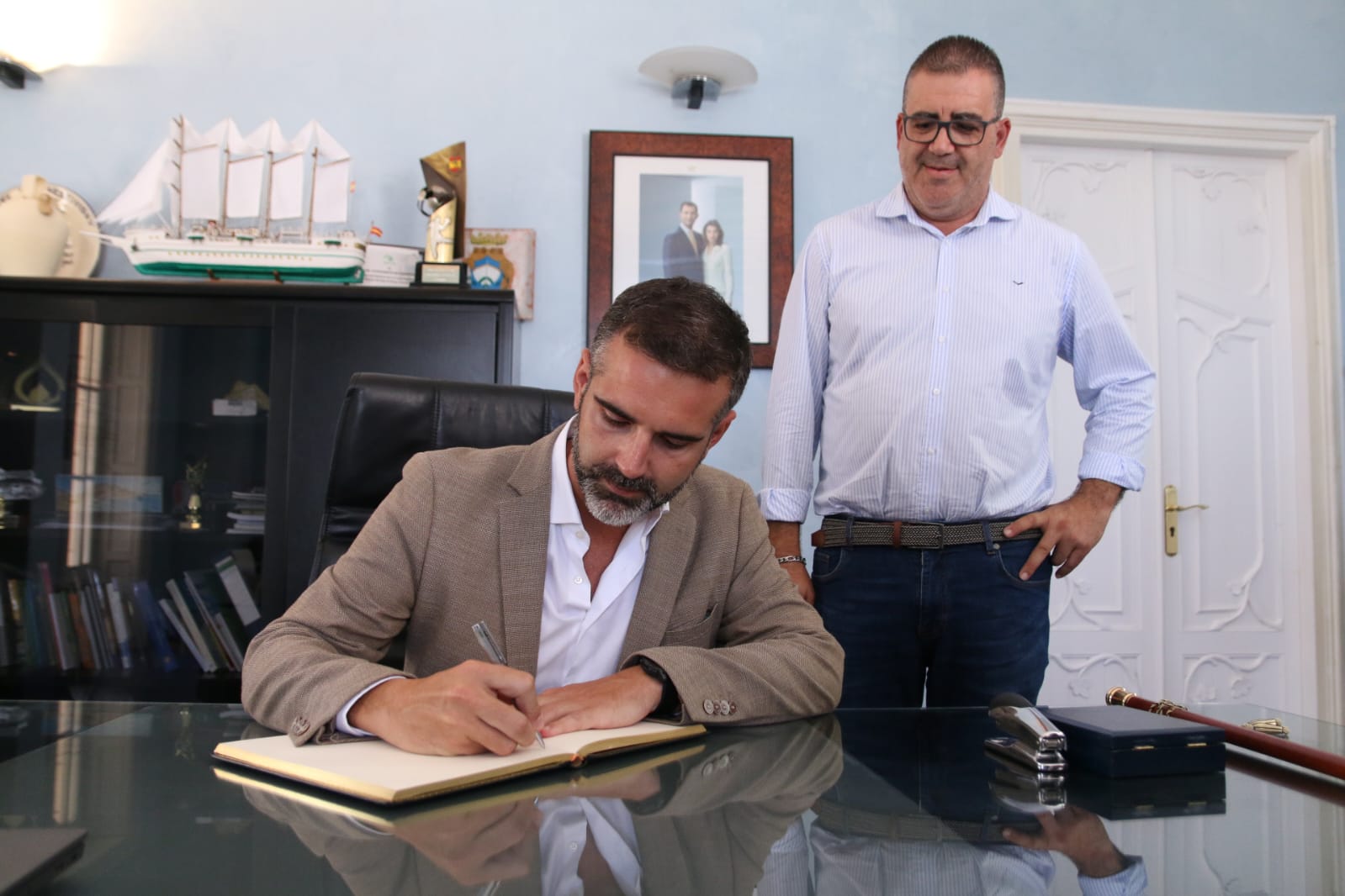 El consejero Ramón Fernández-Pacheco con el alcalde de Carboneras, Felipe Cayuelas. 