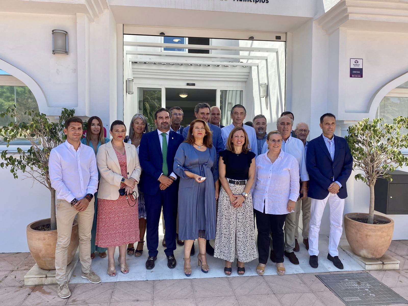 Foto de familia de presidente de la Mancomunidad, consejera, alcaldes y concejales de municipios de la Costa del Sol Occidental