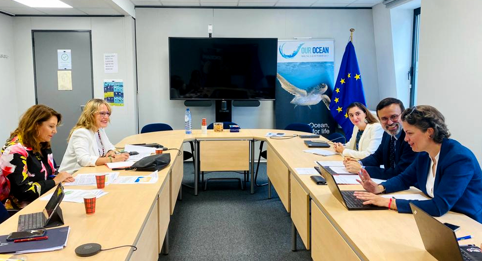 La consejera Carmen Crespo en Bruselas durante la reunión con representantes de la Dirección General de Pesca de la CE