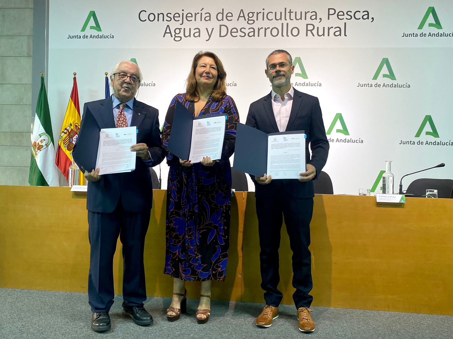 Carmen Crespo junto a representantes de Espalgodón y Better Cotton Iniciative tras firmar el convenio