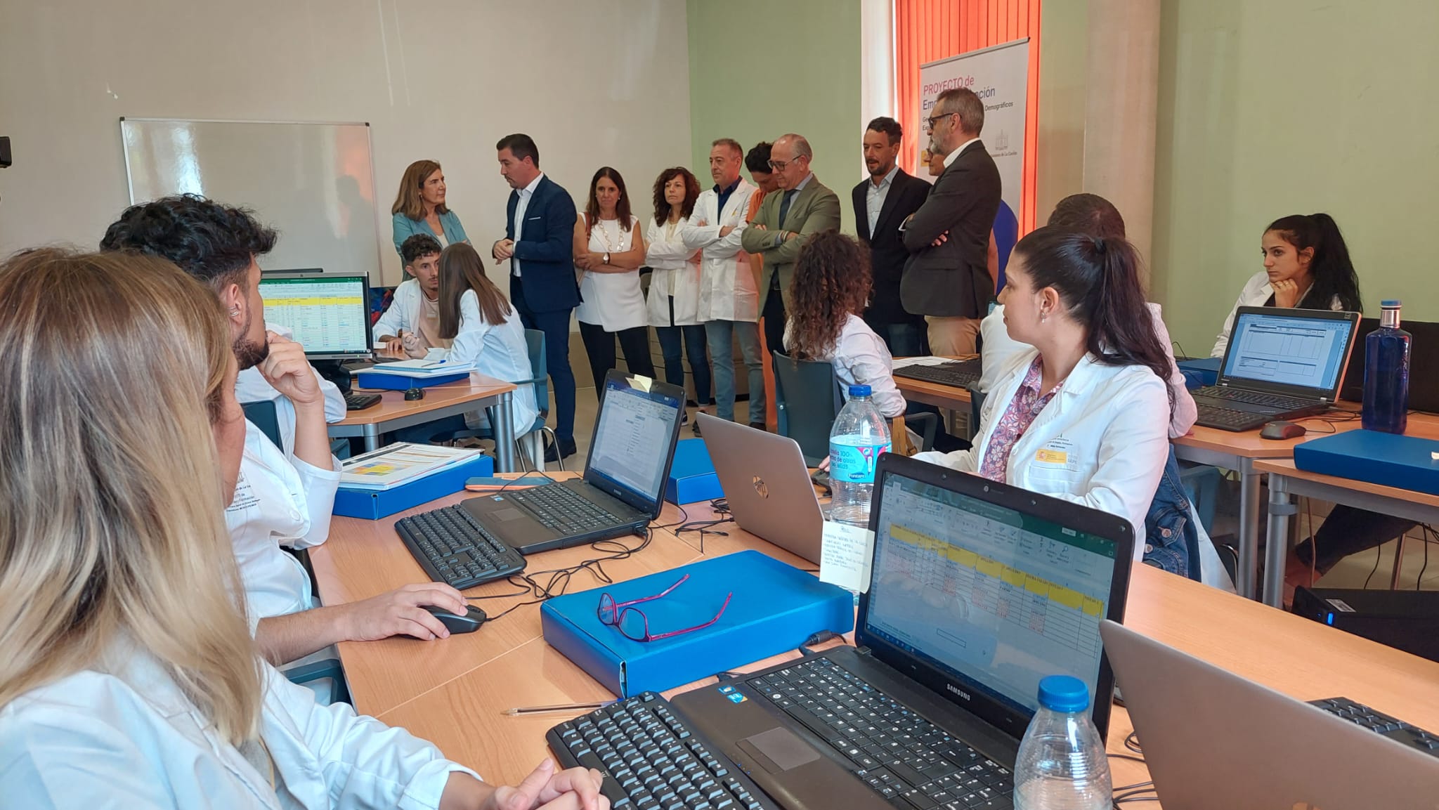 Rocío Blanco mantenido un encuentro con el equipo docente y los alumnos de un proyecto de Empleo y Formación que desarrolla el Ayuntamiento