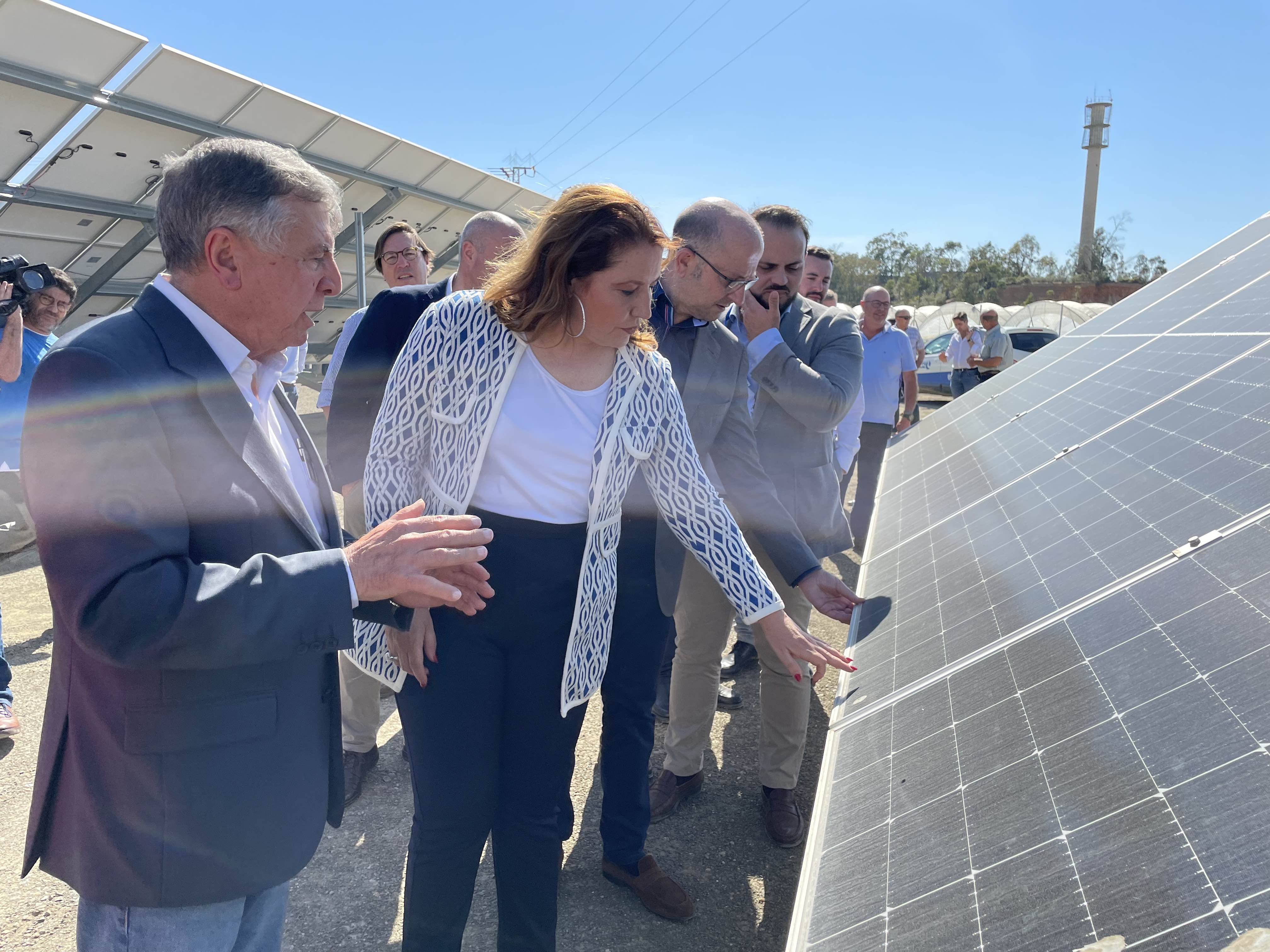 Carmen Crespo en la comunidad de regantes El Fresno de Moguer, que cuenta con placas solares
