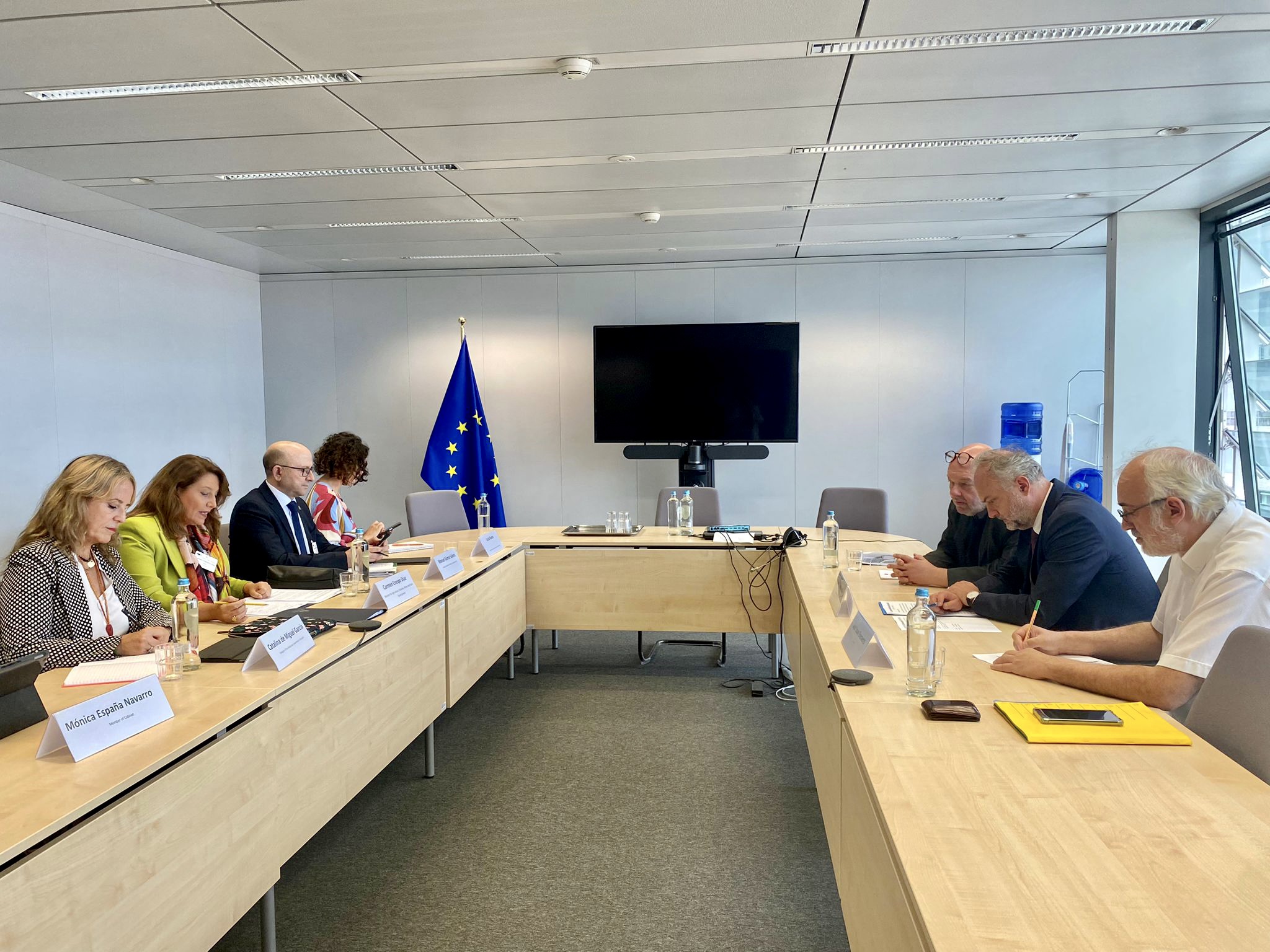 La consejera en la reunión con el equipo del Comisario Europeo de Agricultura y Desarrollo Rural