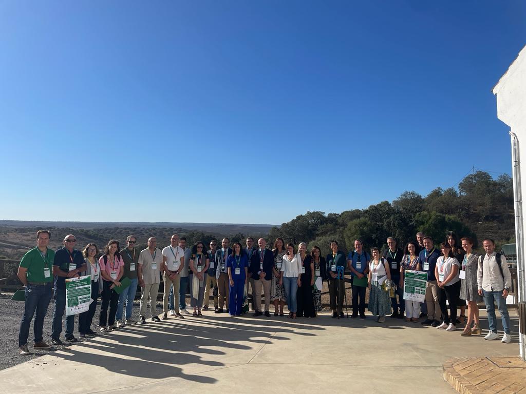 Paticipantes en la reunión de lanzamiento del proyecto RAIA en El Almendro (Huelva)