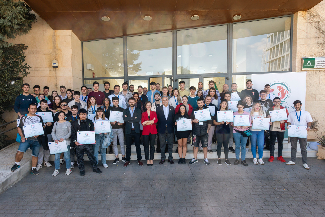 Foto de los alumnos y profesores con las autoridades en la clausura del Campus.