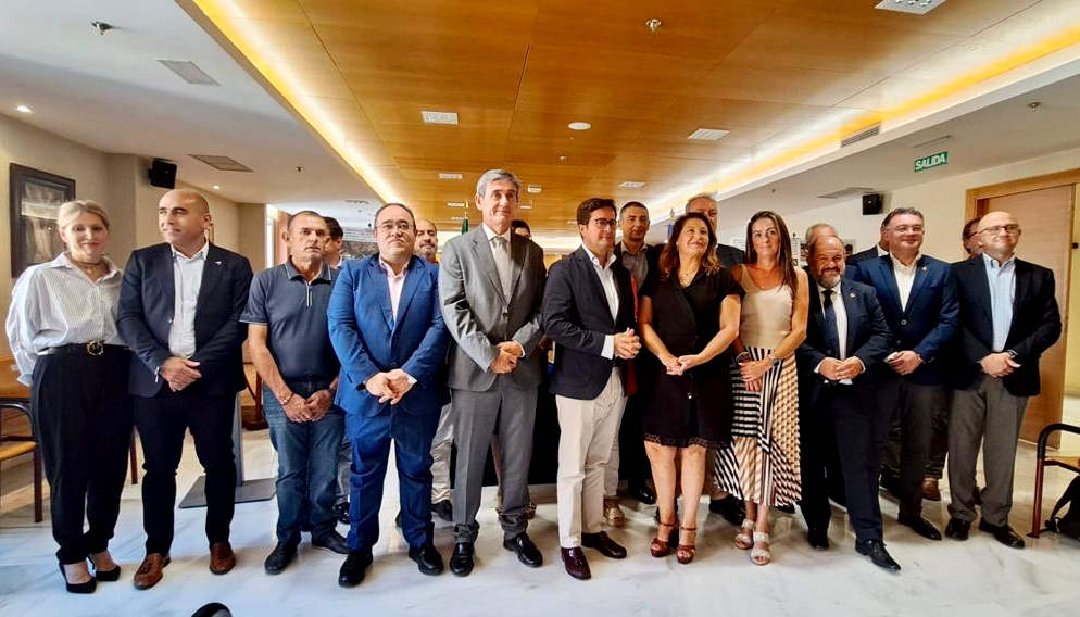 Foto de familia con la consejera Carmen Crespo en la presentación del nuevo Plan de Restauración de Cauces de Almería