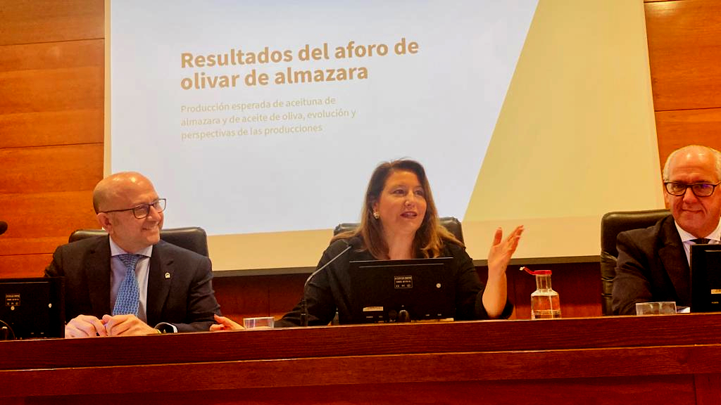 La consejera Carmen Crespo en la presentación del aforo del olivar.