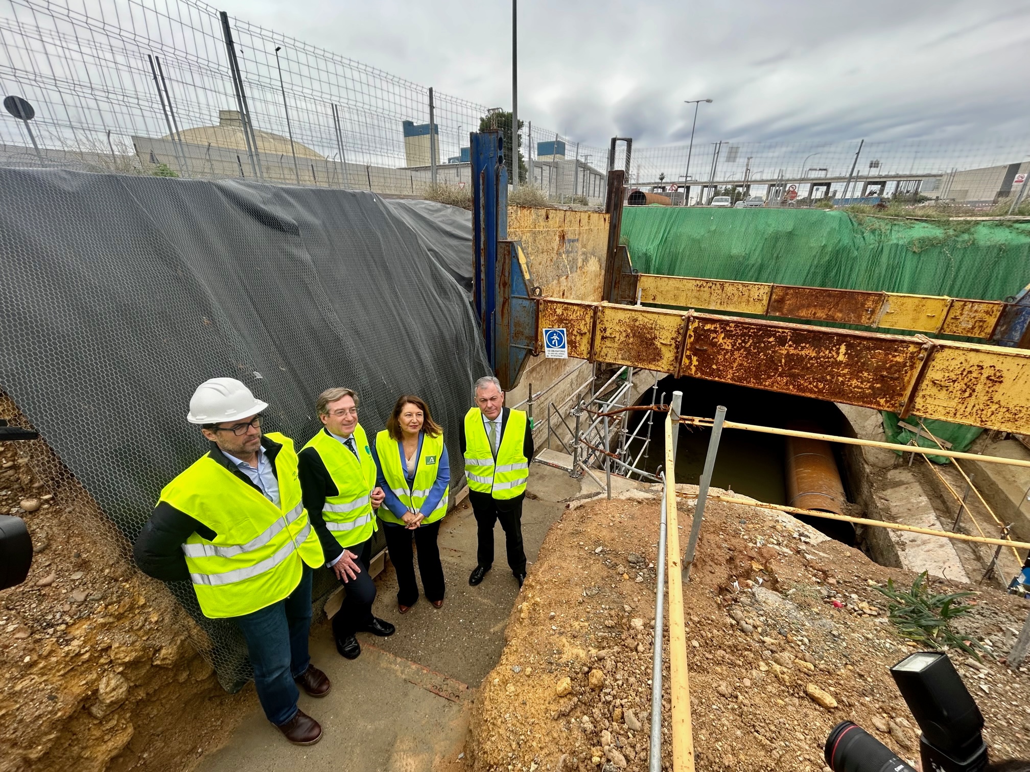 La consejera Carmen Crespo en su visita a la obra de mejora y ampliación del colector emisario del Puerto de Sevilla