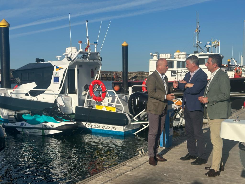 El director gerente de la Agencia de Gestión Pesquera y Agraria de Andalucía (Agapa), José Carlos Álvarez Martín, y el delegado Territorial de la Consejería de Agricultura, Pesca, Agua y Desarrollo Rural en Huelva, Álvaro Burgos Mazo, en la presentación de las embarcaciones de inspección pesquera.