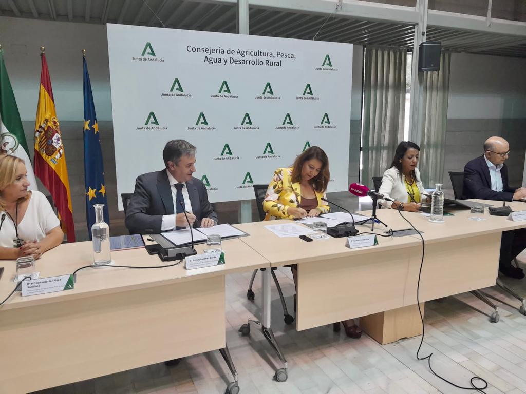 Firma del convenio entre Ifapa y Endesa en materia de energía agrovoltaica