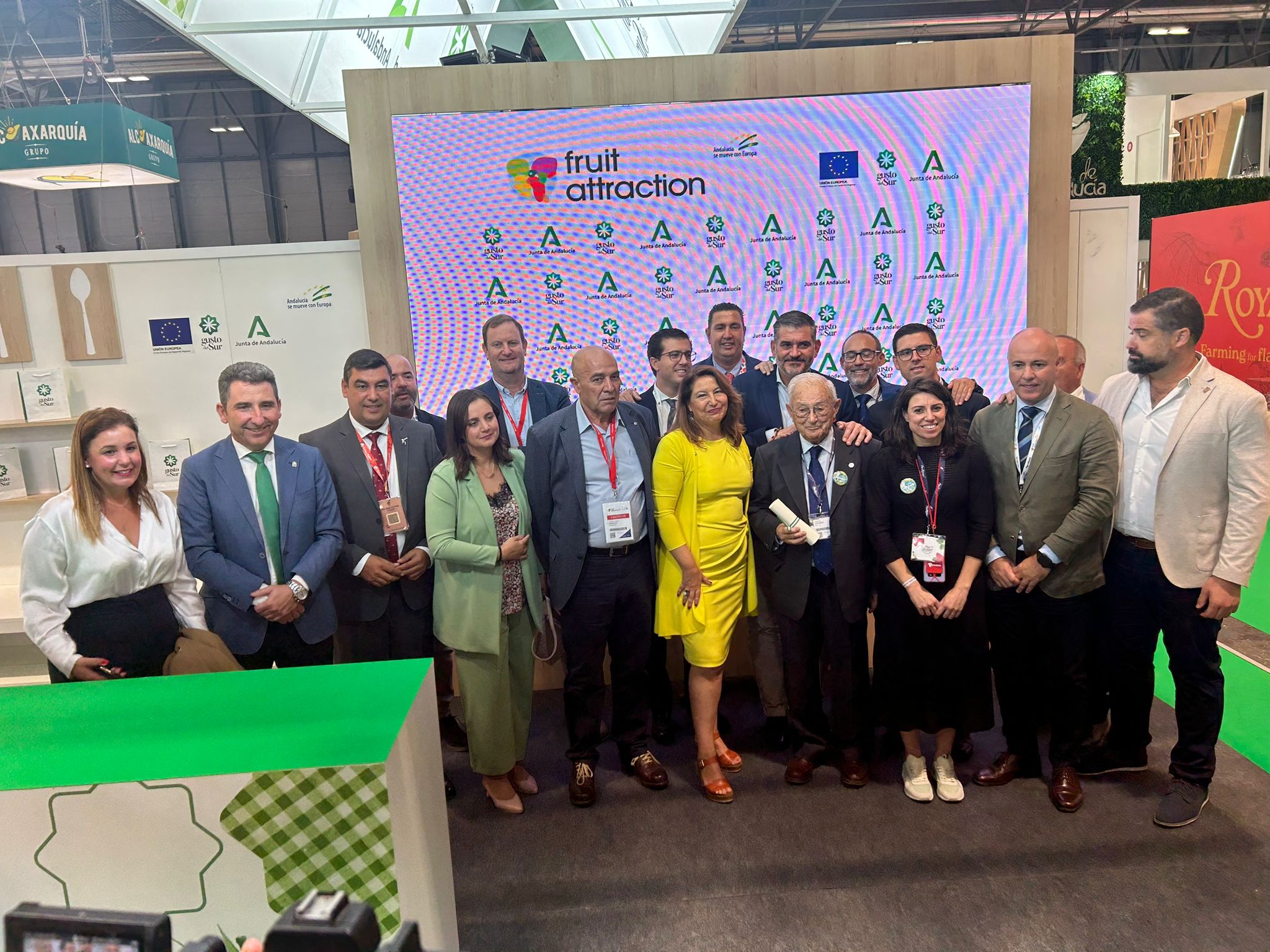 La consejera de Agricultura con representantes del sector fresero en Fruit Attraction.