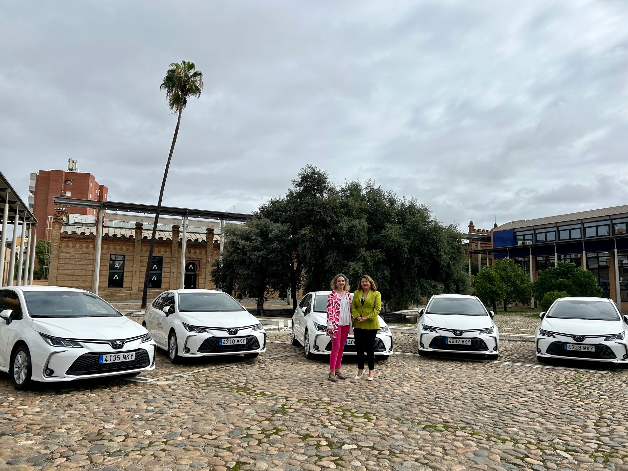 La consejera Carmen Crespo y la secretaria general técnica, María Jesús Gómez Rossi, con vehículos de la nueva flota de la Consejería