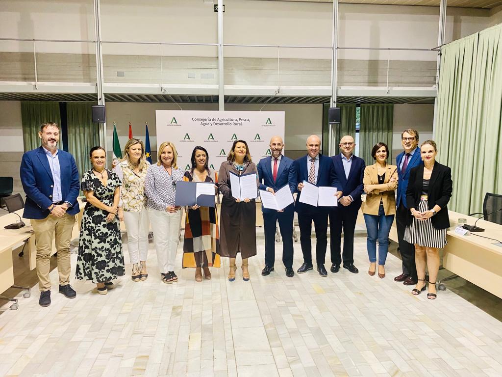 Foto de familia tras la firma del acuerdo.