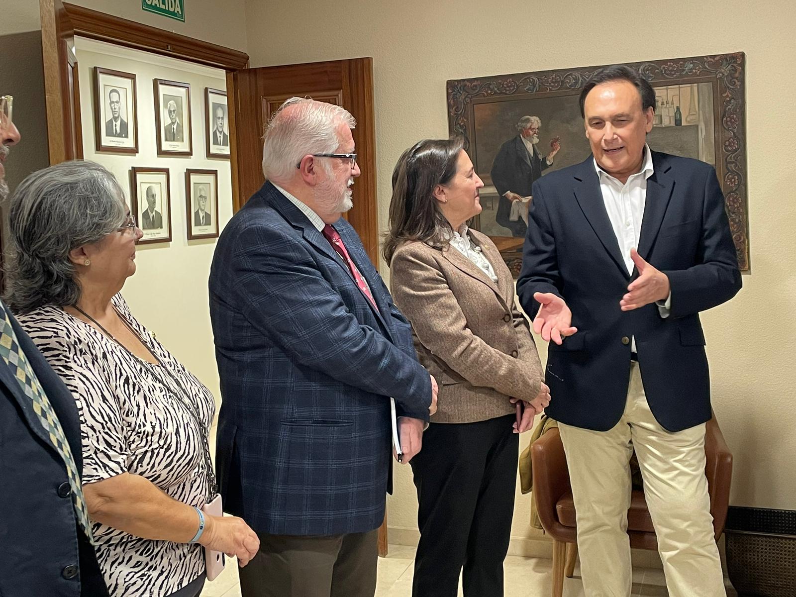 Gómez Villamandos junto a la presidenta del Colegio Oficial de Médicos de Córdoba