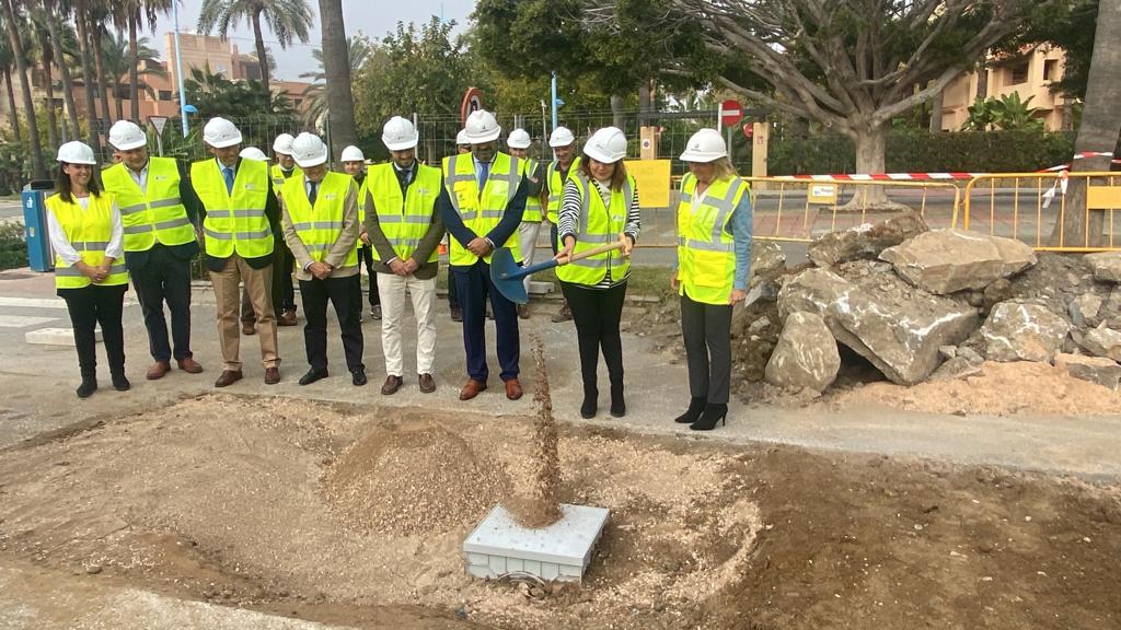 Carmen Crespo ha puesto la primera piedra de los nuevos colectores de San Pedro Alcántara.