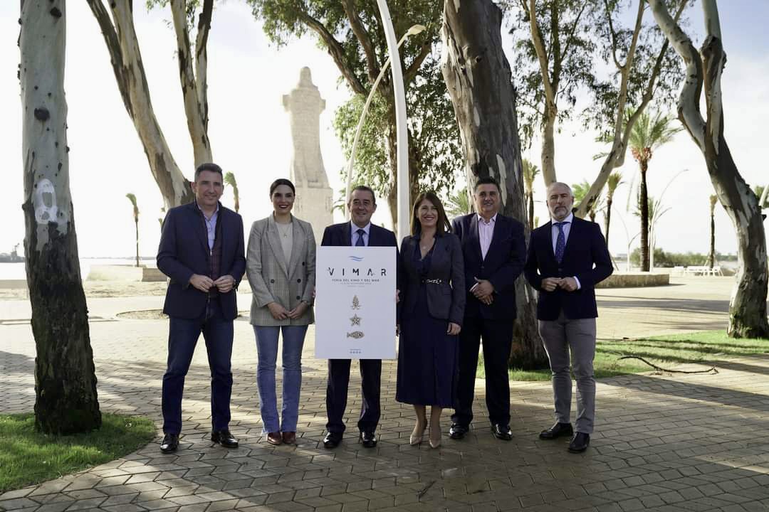 El delegado de la Agricultura, Álvaro Burgos, con autoridades en la presentación de Vimar