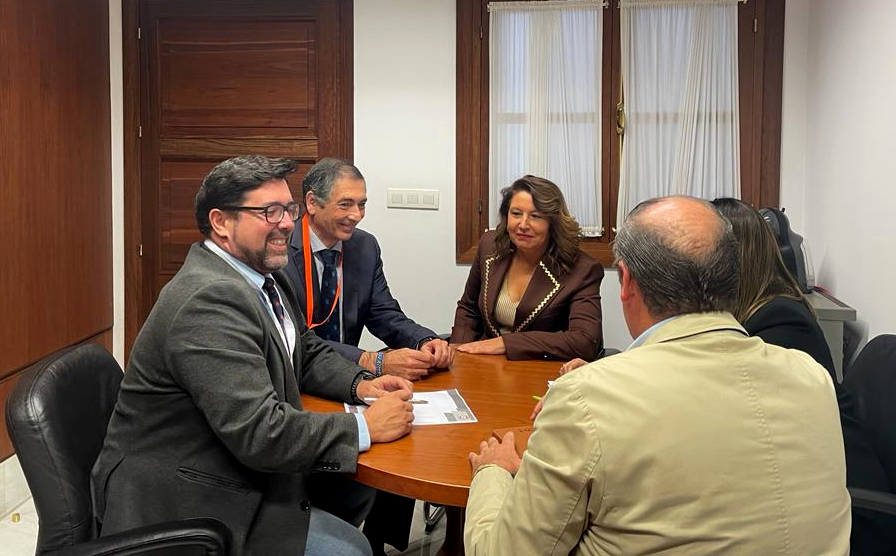 La consejera Carmen Crespo se reúne con el alcalde de Lora del Río (Sevilla)