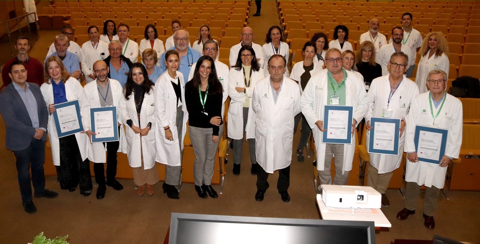 Entrega de certificación de calidad a 5 unidades del HU Virgen Macarena_111223