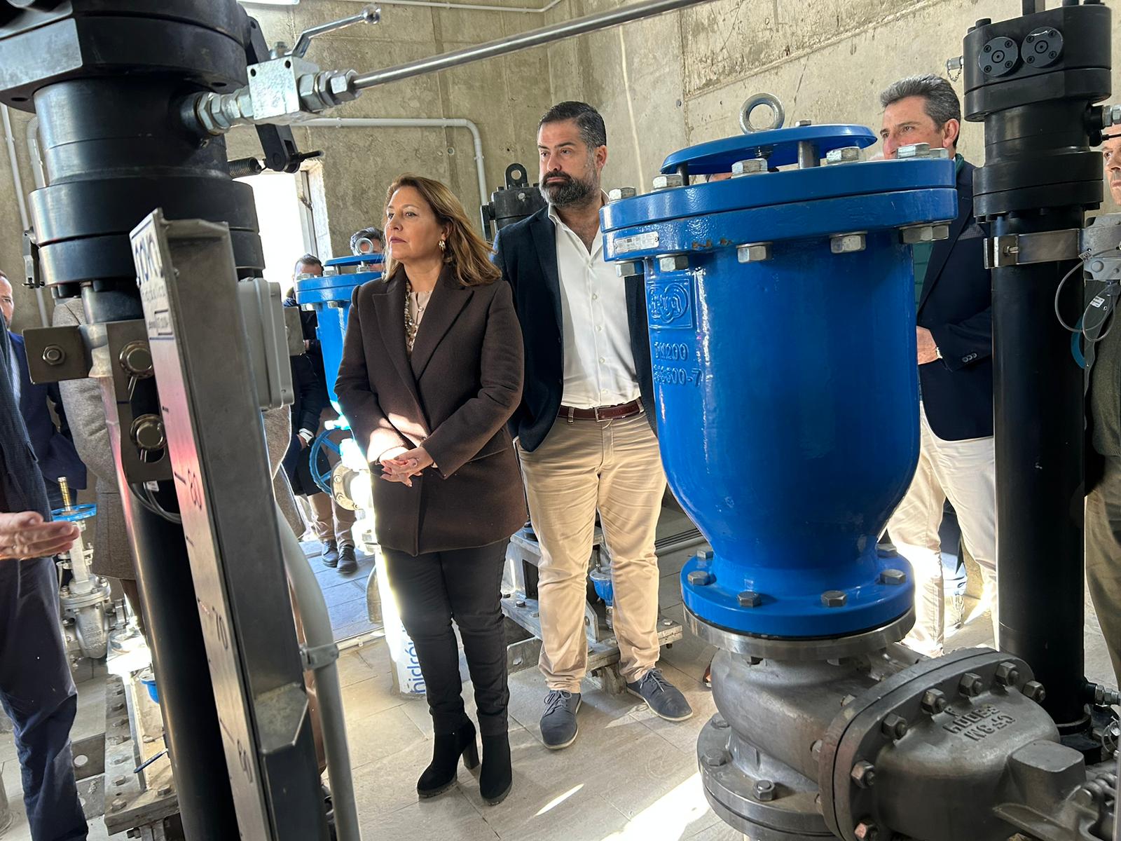 La consejera de Agricultura, Carmen Crespo, en la presa de los Machos en Huelva.
