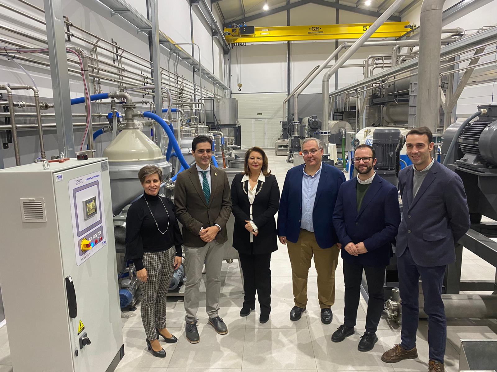 Carmen Crespo durante la visita a la almazara Martínez Montañés SCA de Alcalá la Real (Jaén)