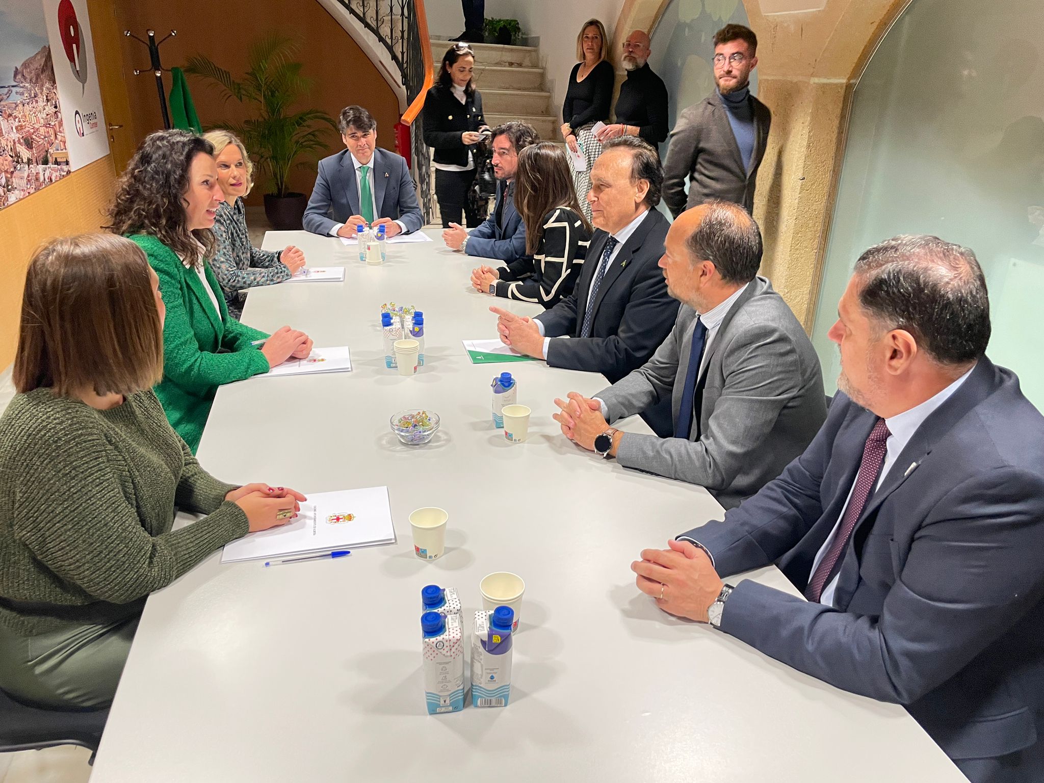 Villamandos durante la reunión con la alcaldesa de Almería