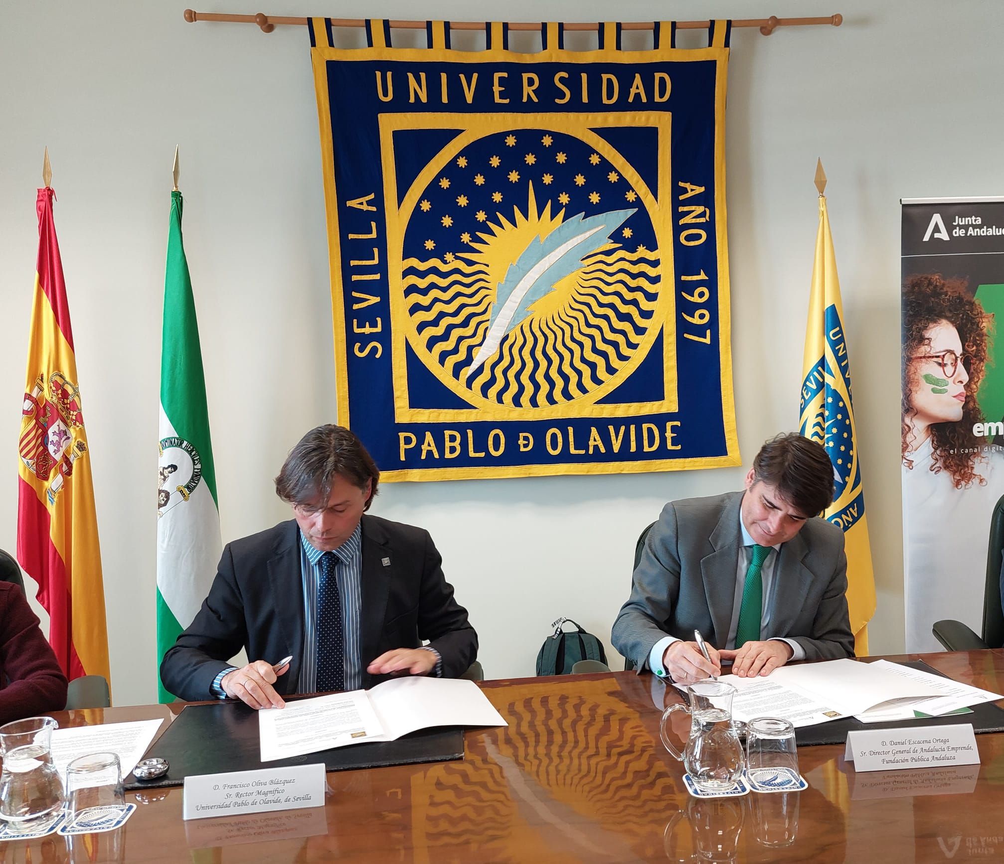 Daniel Escacena durante la firma del convenio con el rector de la UPO