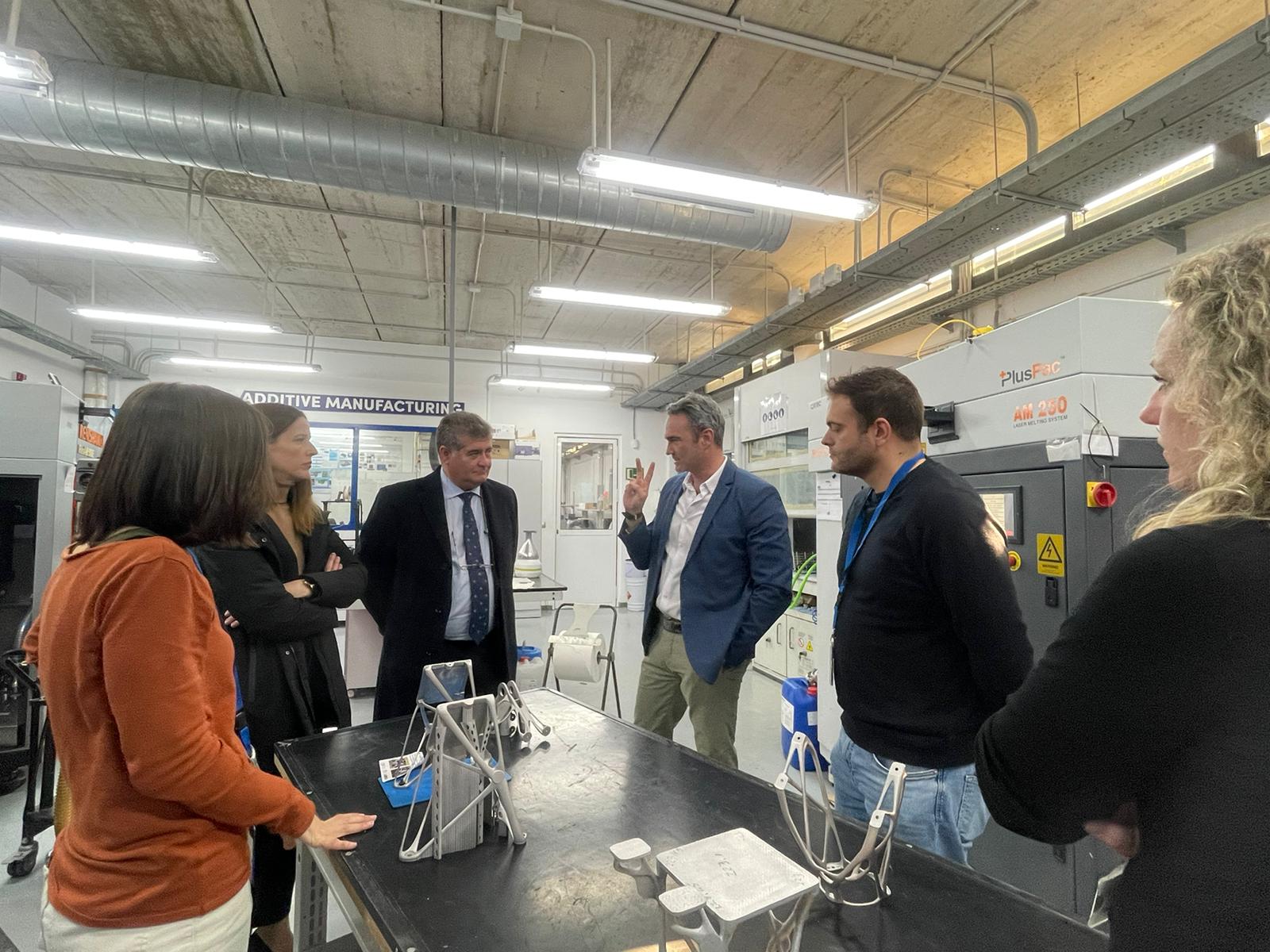 Antonio Posadas durante la visita a CATEC