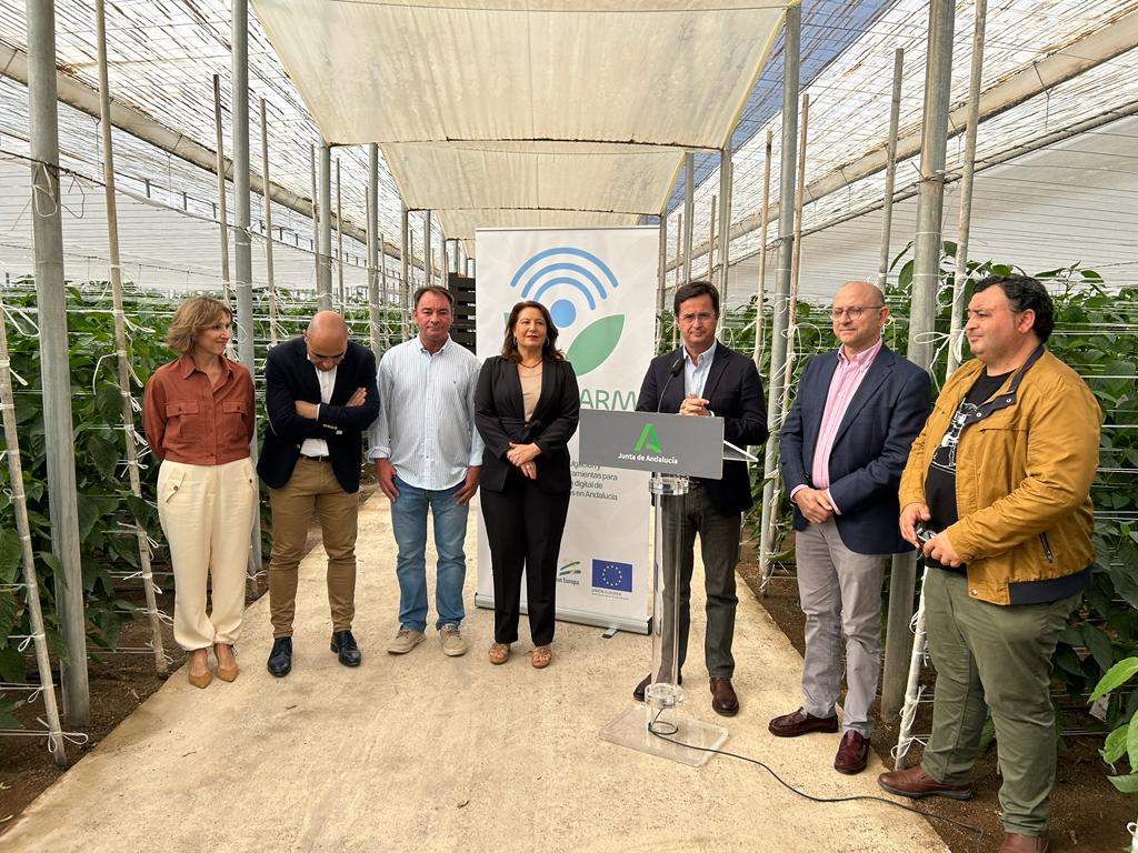 La consejera de Agricultura, Carmen Crespo, durante la visita a un invernadero.