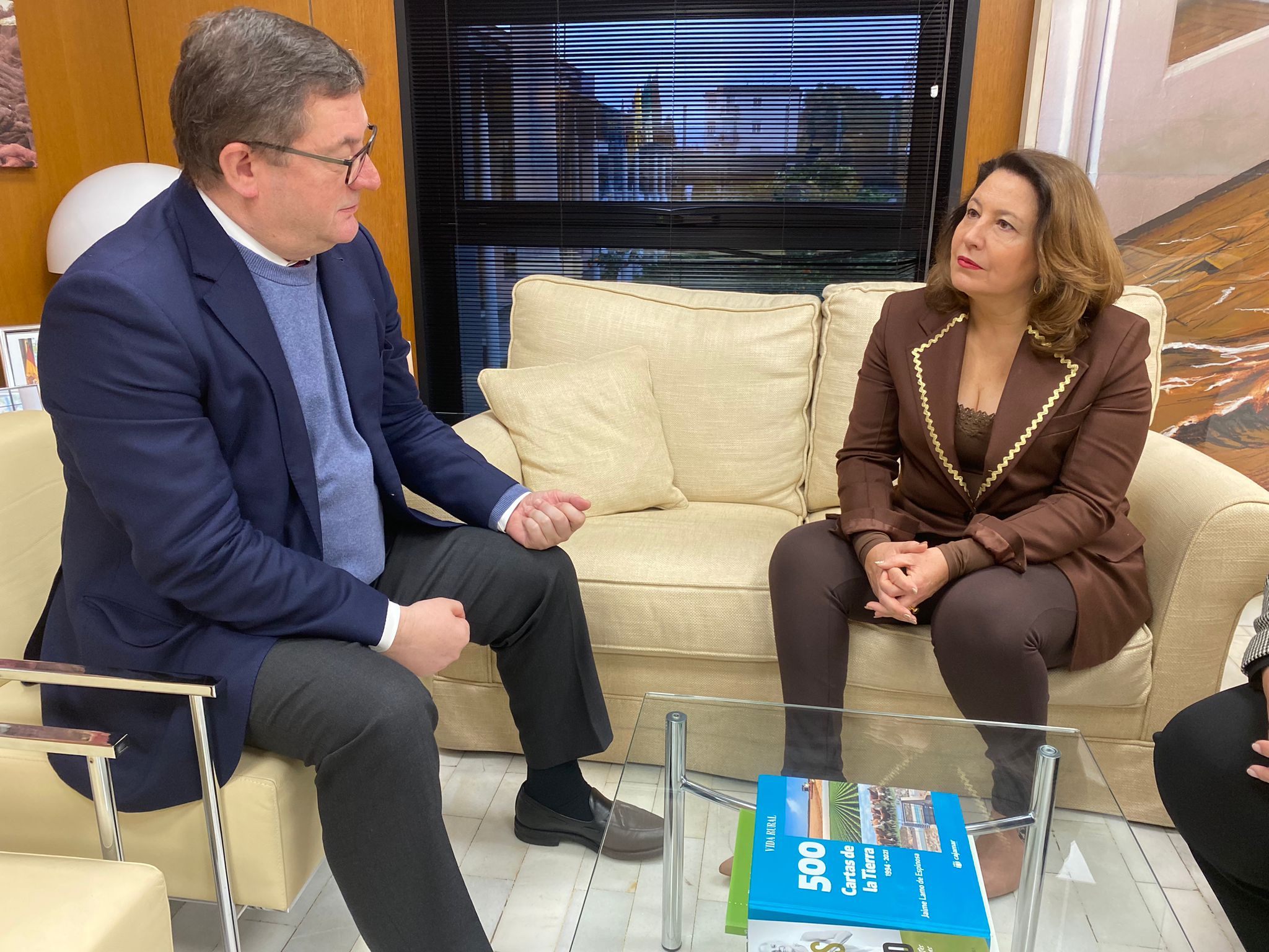Carmen Crespo, consejera de Agricultura, Pesca, Agua y Desarrollo Rural, con el vicepresidente ejecutivo de Empresarios del Sur de España (Cesur), Fernando Seco.
